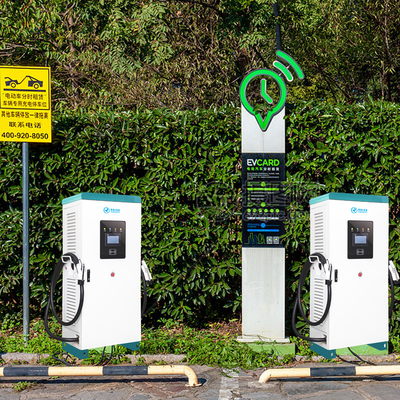 Szybka ładowarka DC 60kw EV z podwójnym pistoletem ładującym z wyświetlaczem LCD
